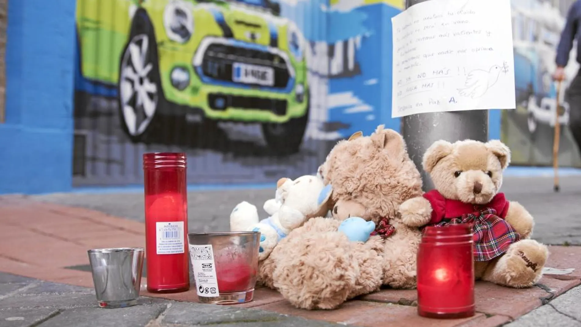Los vecinos de Vitoria rindieron así homenaje a la pequeña asesinada en su ciudad el pasado lunes