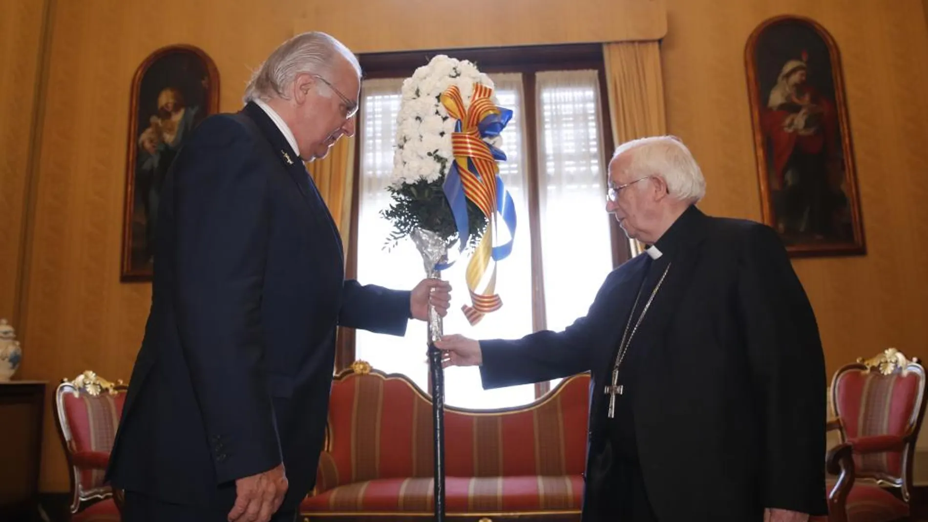 El presidente de Amics del Corpus entregó ayer al cardenal Antonio Cañizares el «Pomell» para colocar en el balcón