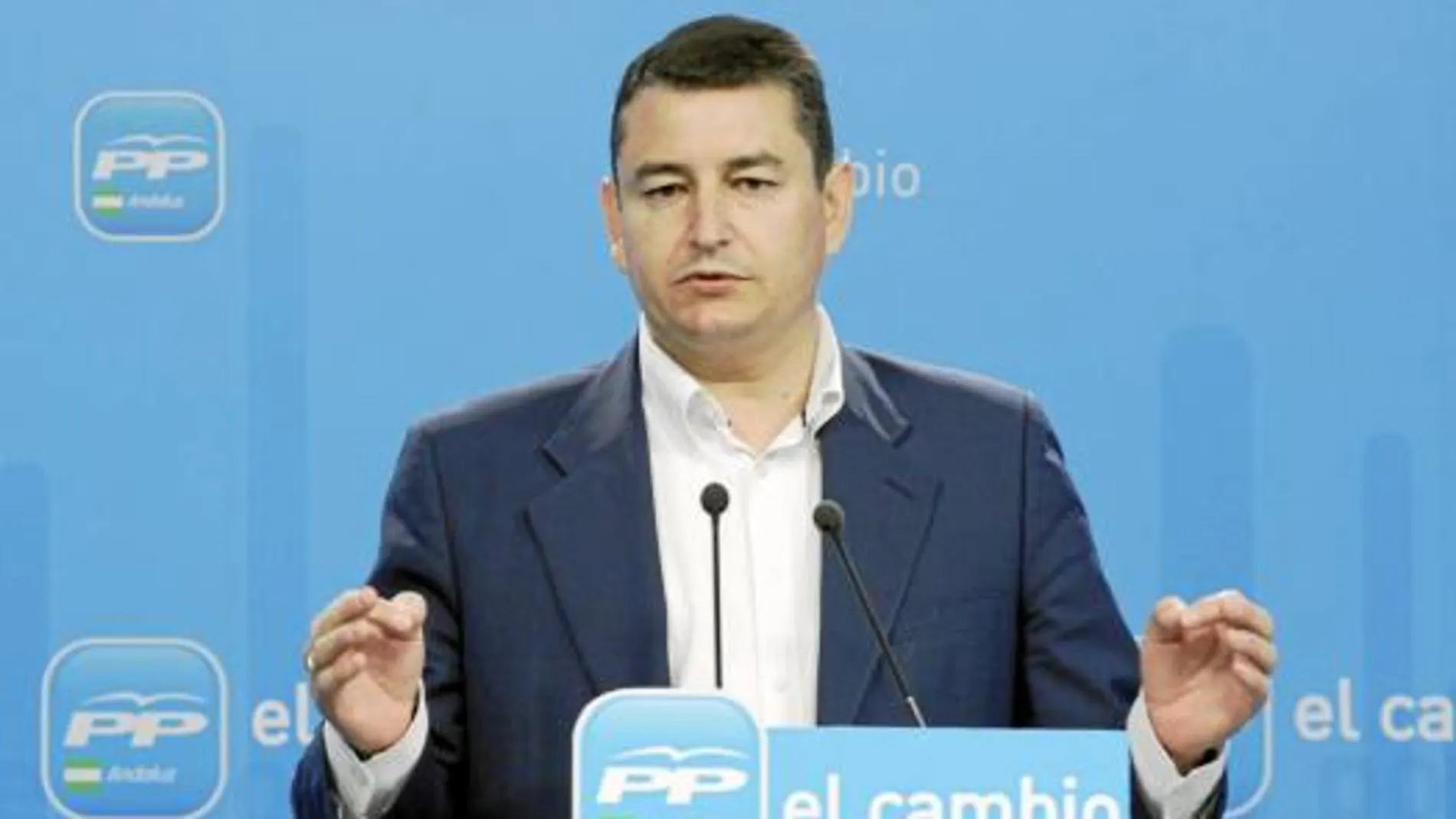 El secretario general de los socialistas andaluces, Antonio Sanz, en la sede regional del partido en Sevilla