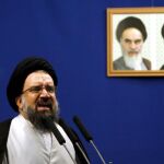 El imam del sermón oficial del viernes de Teherán, el ayatolá Ahmad Jatami, se pronuncia en Teherán, Irán