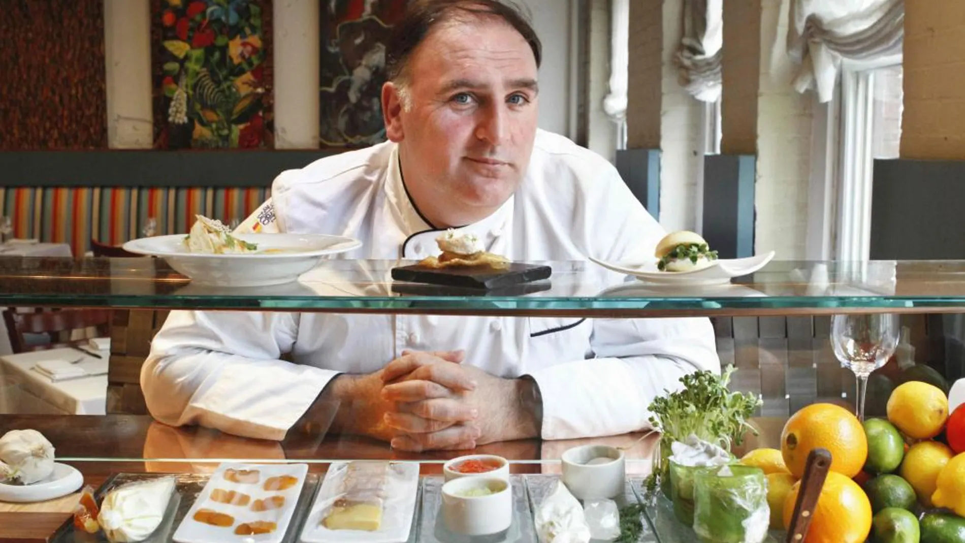 Imagen de archivo del chef, José Andrés en su restaurante en Washington
