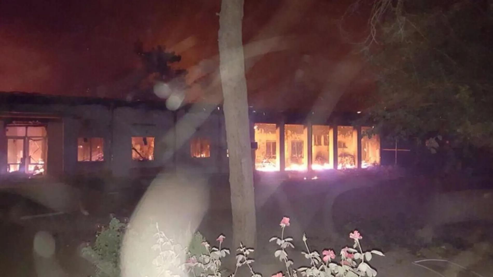 El hospital de Médicos Sin Fronteras en llamas tras el bombardeo de EE UU