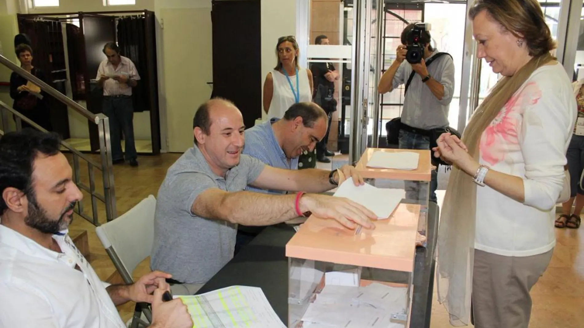 La presidenta del PP aragonés, Luisa Fernanda Rudi, ejerce su derecho al voto
