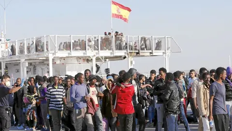 La patrullera española «Río Segura» traslada al puerto siciliano de Augusta a un grupo de inmigrantes rescatados en el Mediterráneo