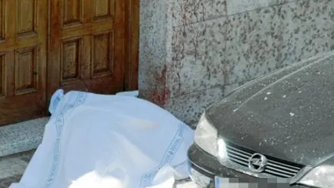 Mata con una azada a su ex pareja pese a la orden de alejamiento