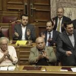 Miembros del gobierno aplauden a Tsipras tras su intervención