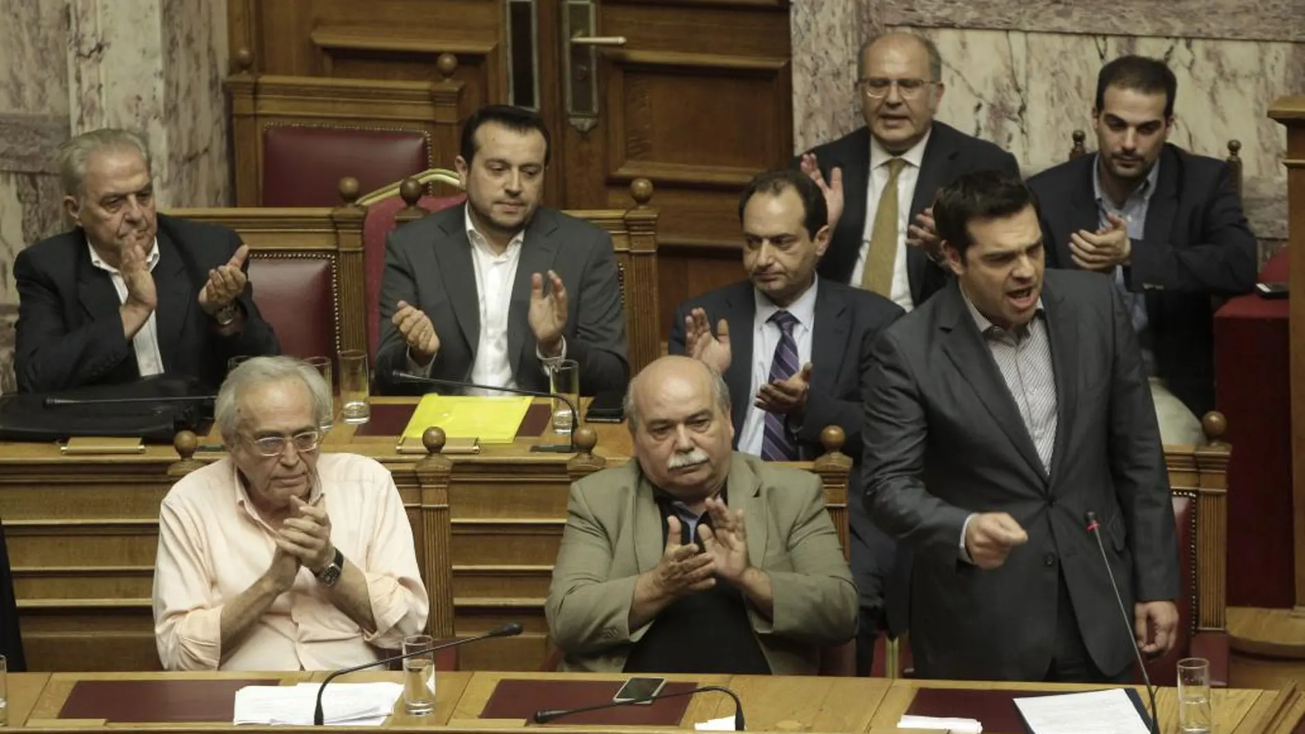 Miembros del gobierno aplauden a Tsipras tras su intervención