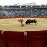 El torero Enrique Ponce en una imagen de archivo toreando en la feria de las Fallas de Valencia