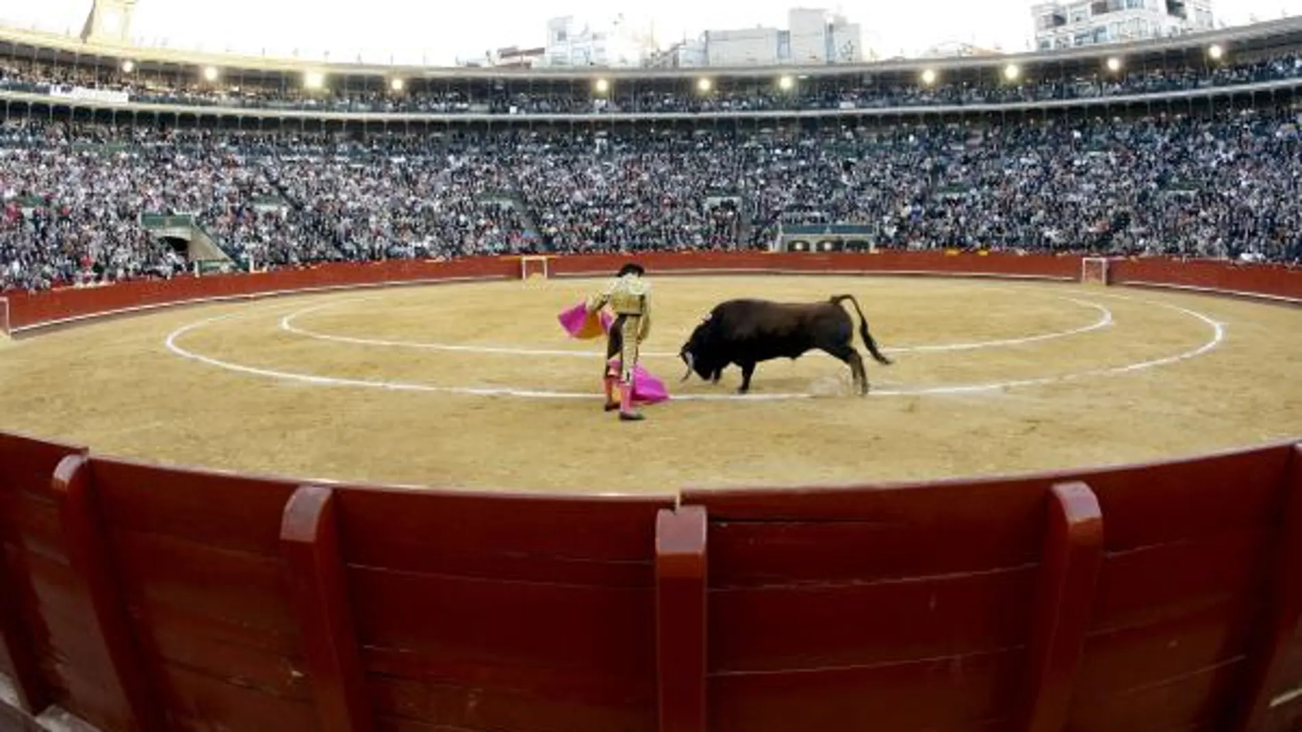 El torero Enrique Ponce en una imagen de archivo toreando en la feria de las Fallas de Valencia