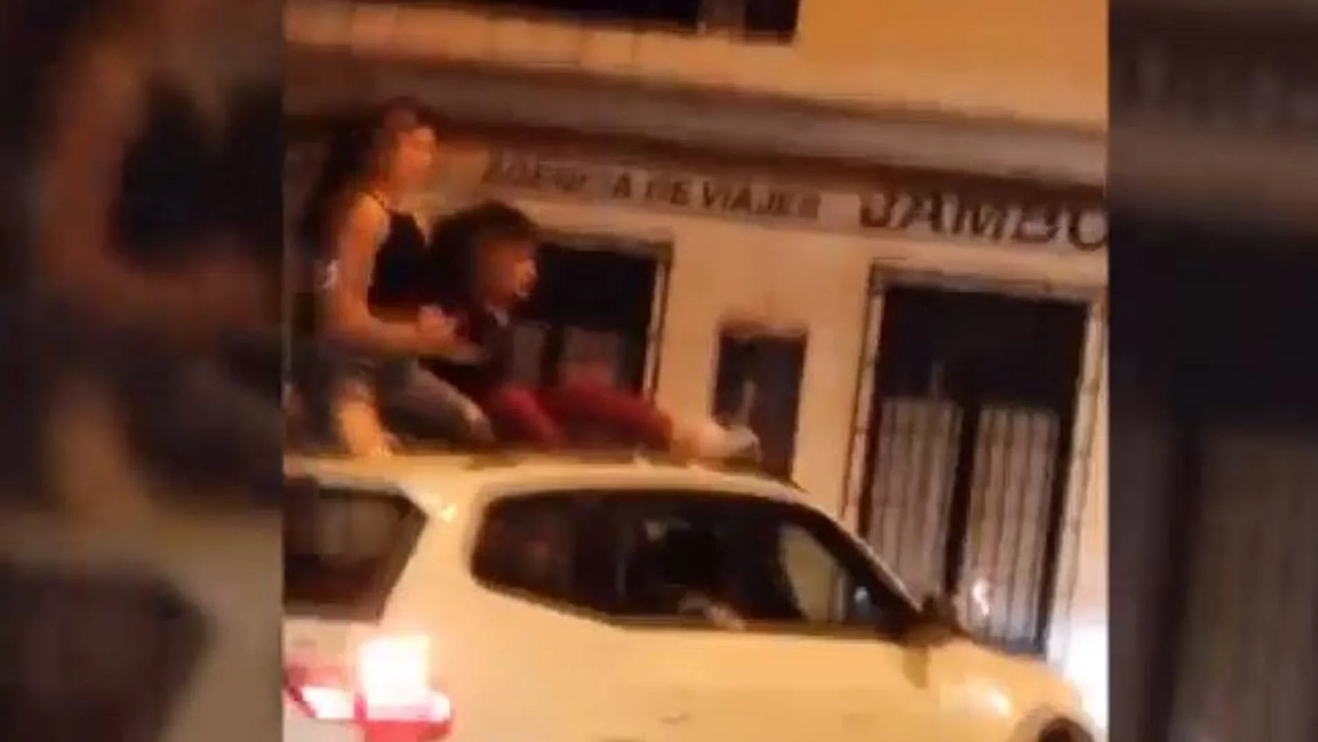 Sorprenden a dos chicas bailando sobre el techo de un coche en marcha