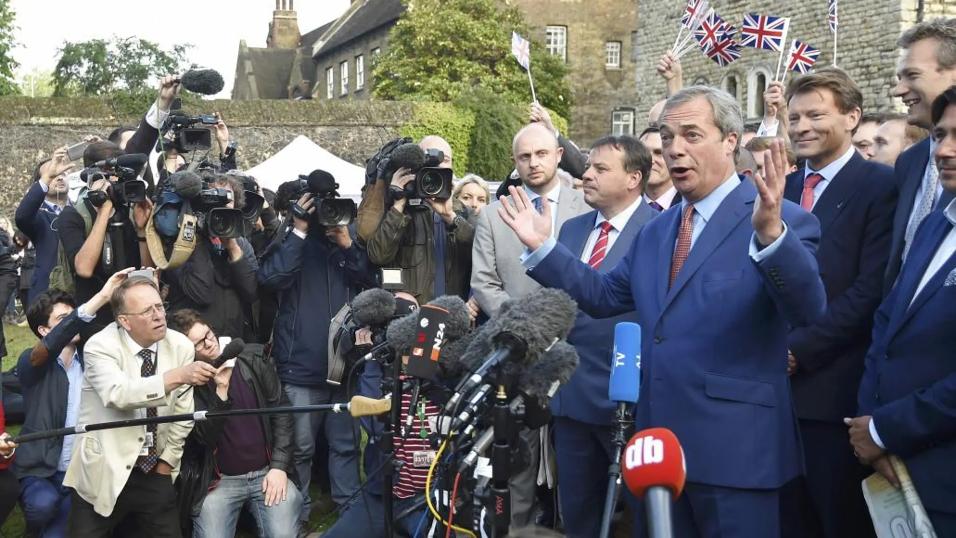 Nigel Farage realiza declaraciones a la prensa frente al Palacio de Westminster