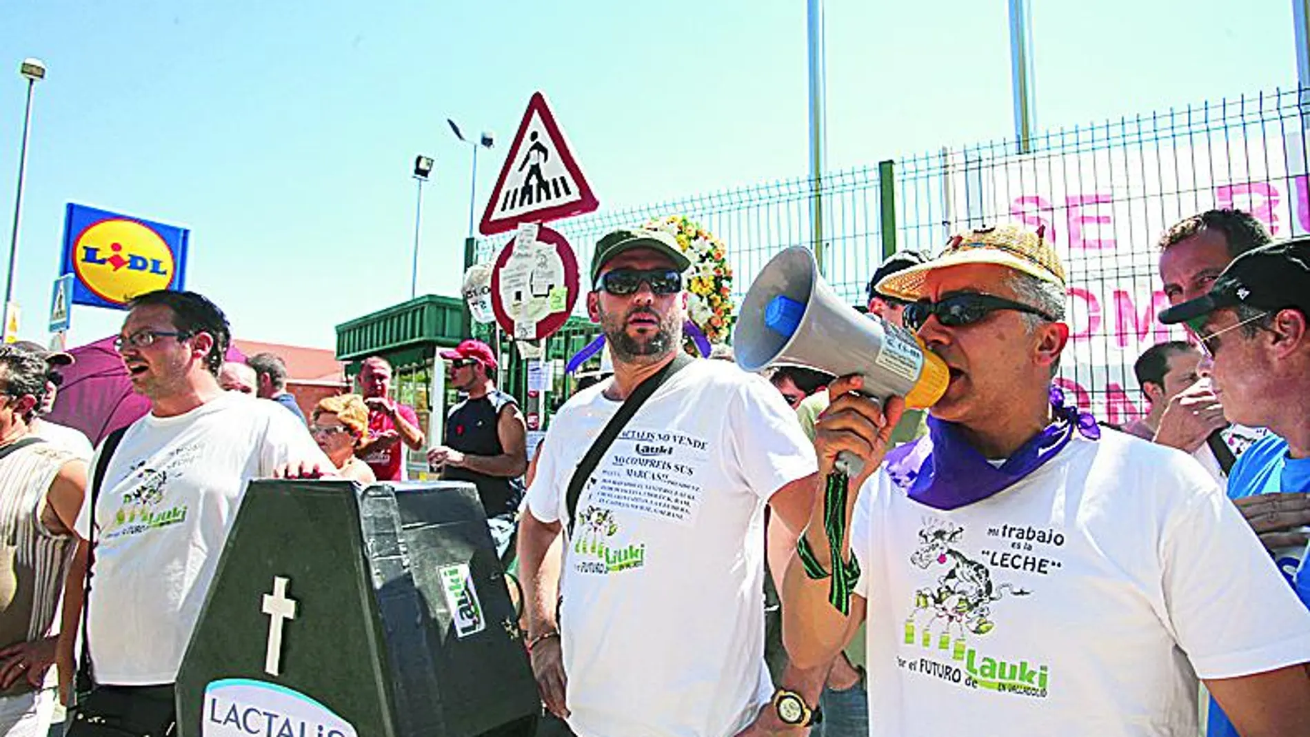 Los trabajadores concentran a las puertas de Lauki, ayer en Valladolid