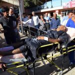 Médicos turcos trasladan a un civil herido en la ciudad siria de Kobani.