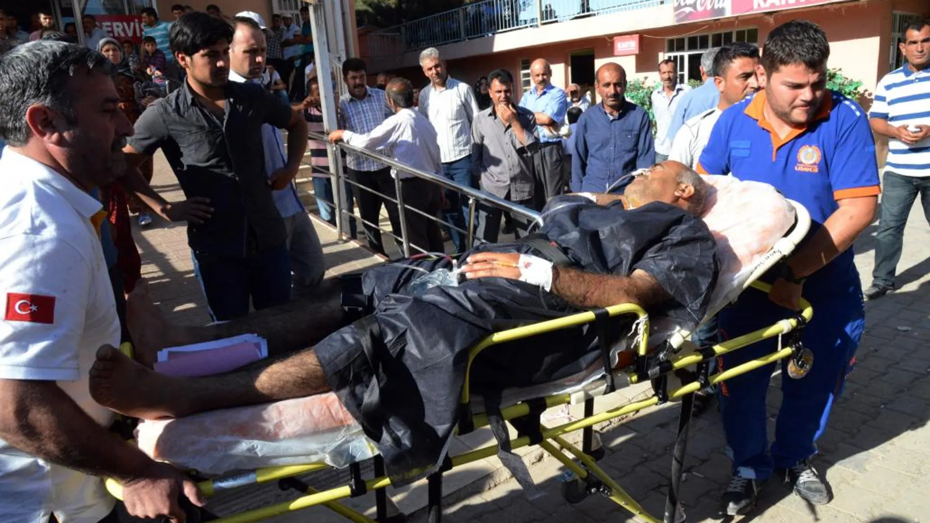 Médicos turcos trasladan a un civil herido en la ciudad siria de Kobani.
