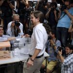 Iglesias acude a votar con Errejón