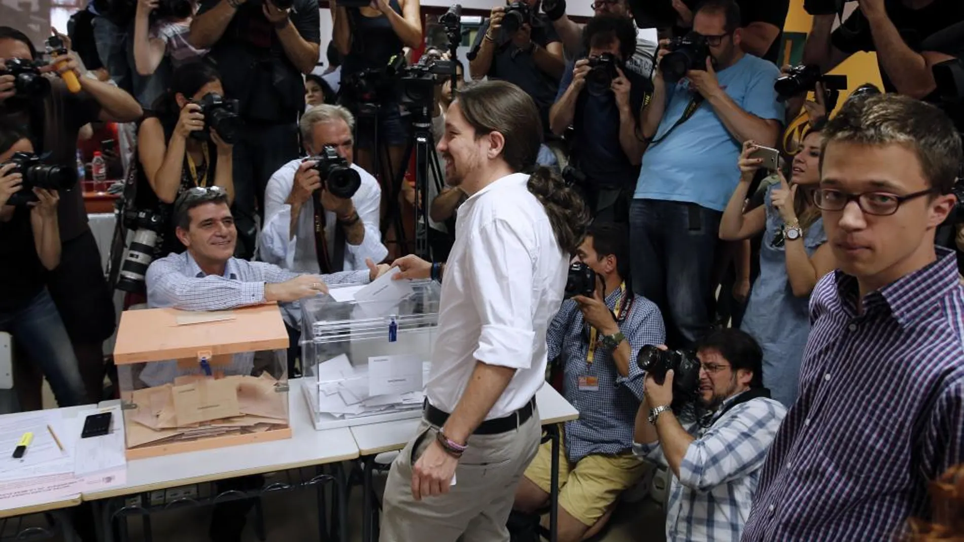 Iglesias acude a votar con Errejón