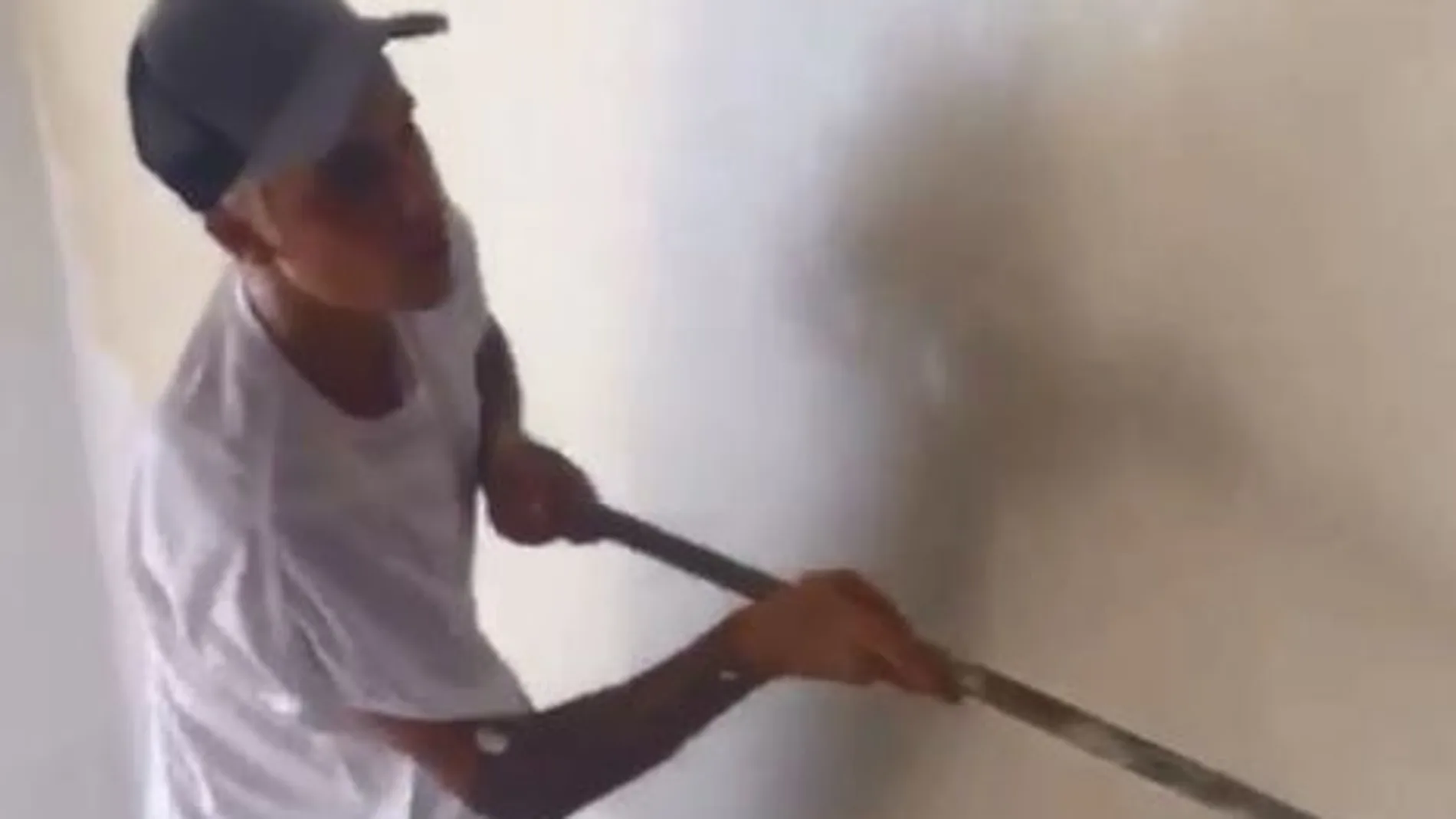 Justin, presume en Instagram de su castigo pintando paredes