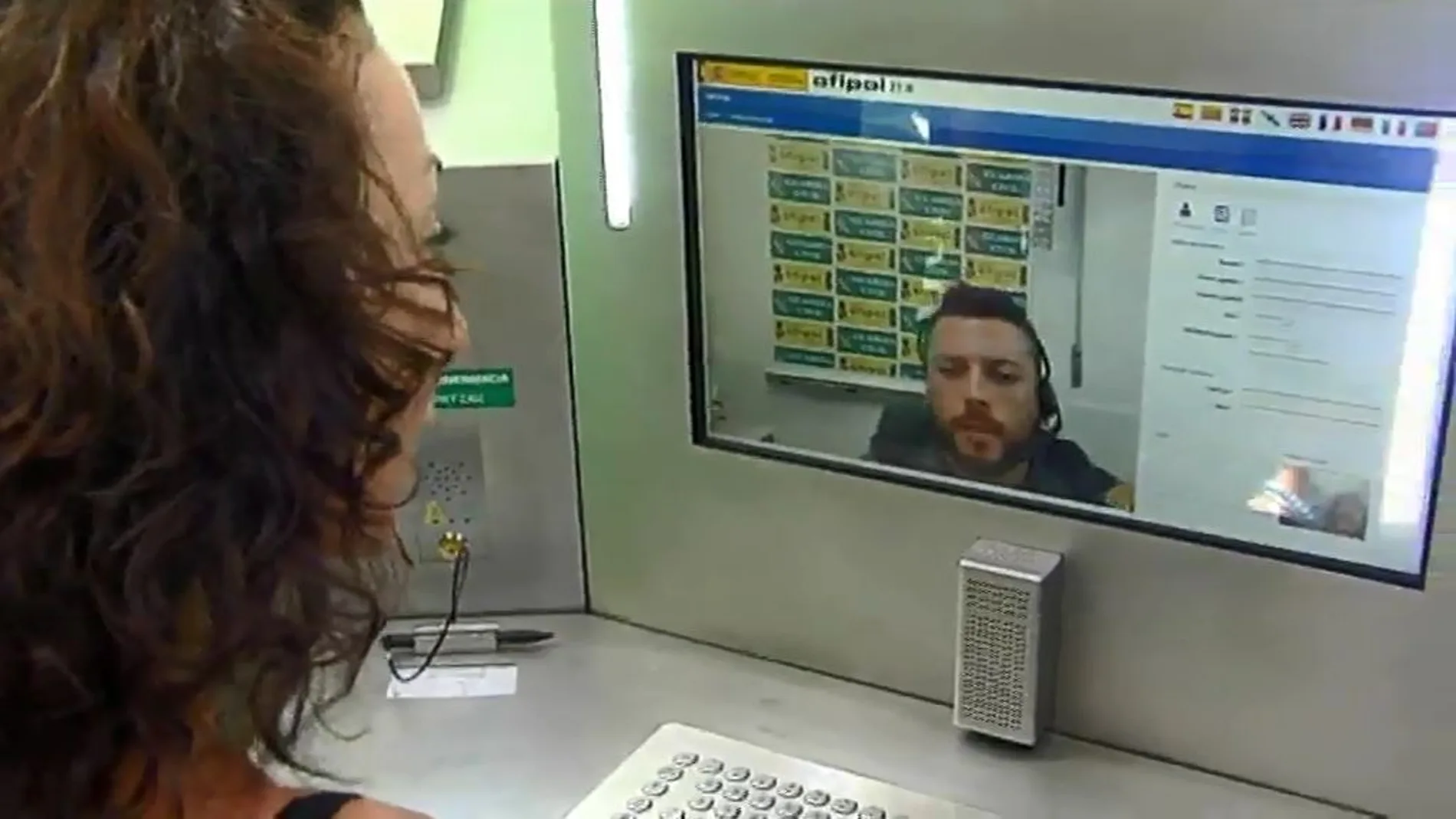 La cabina conocida como Ofipol permite hacer denuncias por videoconferencia