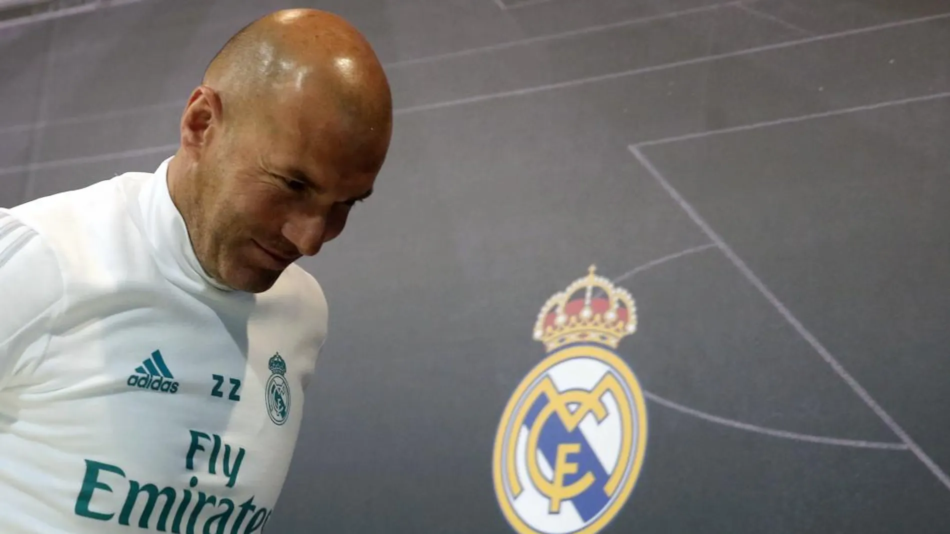 El técnico francés del Real Madrid, Zinedine Zidane, durante la rueda de prensa posterior la entrenamiento realizado hoy en la Ciudad Deportiva de Valdebebas para preparar el partido que mañana los enfrenta al Athletic de Bilbao