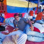 A LA ESPERA. Acampados en la Plaza Bolívar de Caracas, miembros del partido Voluntad Popular aguardan a que el opositor Leopoldo López levante la huelga de hambre para hacer lo propio