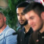 Spencer Stone (izda) y Alek Skarlatos (dcha), los dos militares estadounidenses que protagonizaron la acción que permitió reducir al atacante del tren Thalys el pasado viernes junto al estudiante estadounidense Anthony Sadler (c), ofrecen una rueda de prensa en la embajada estadounidense, en París, Francia, el 23 de agosto del 2015