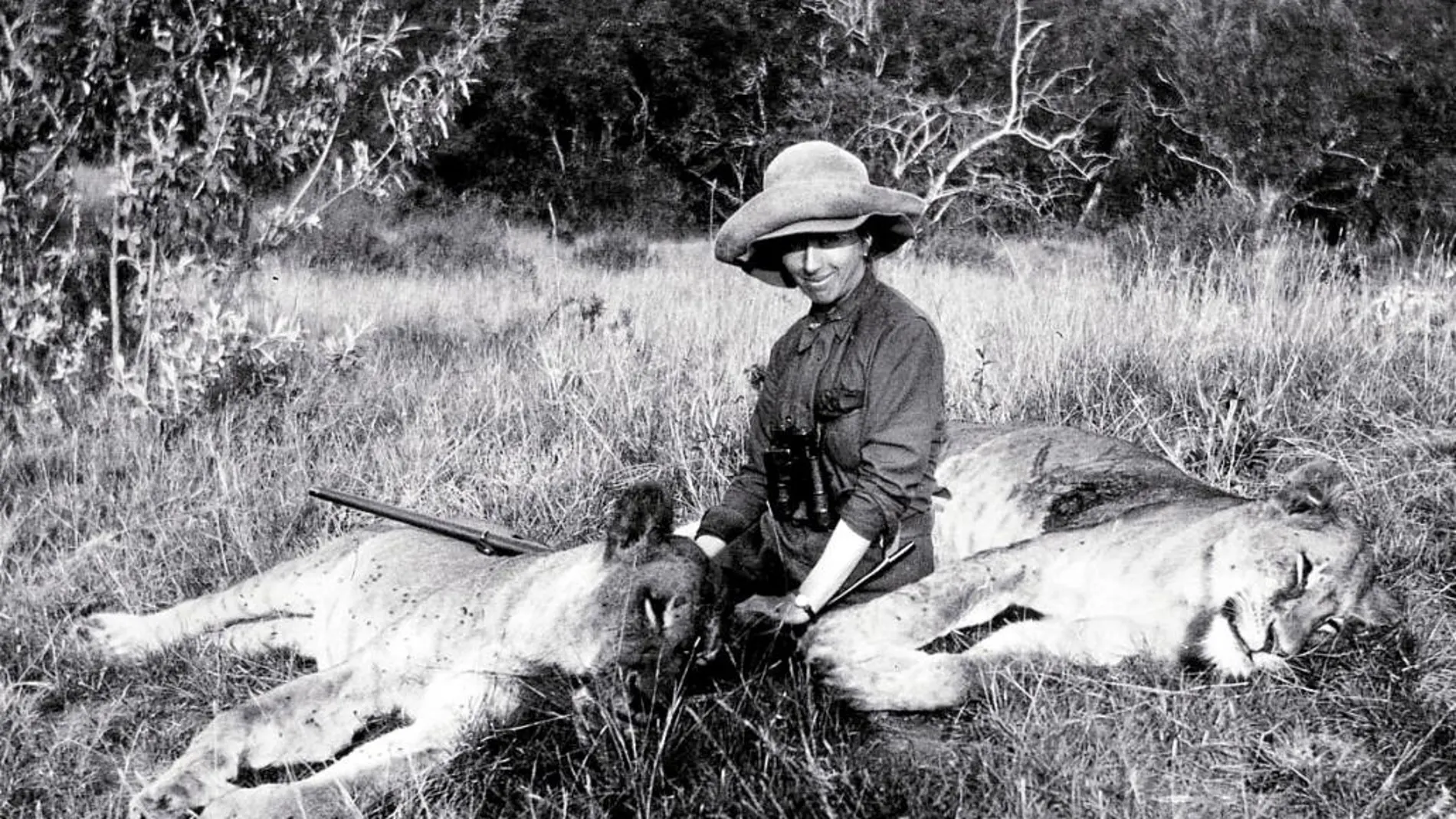 Karen Blixen posa con dos leones muertos