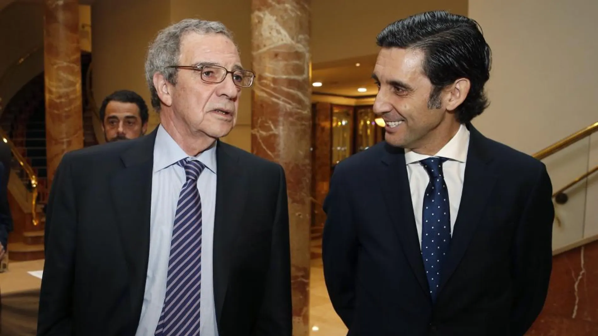 El presidente de la Fundación ProFuturo, César Alierta (izqda.) junto al presidente de Telefónica, José María Álvarez-Pallete, en una imagen de 2019