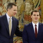 El Rey en el Palacio de la Zarzuela con el presidente de Ciudadanos, Albert Rivera