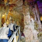 Enrique Martín y el consejero César Antón, ayer, durante su visita a la reformada Cueva de los Franceses