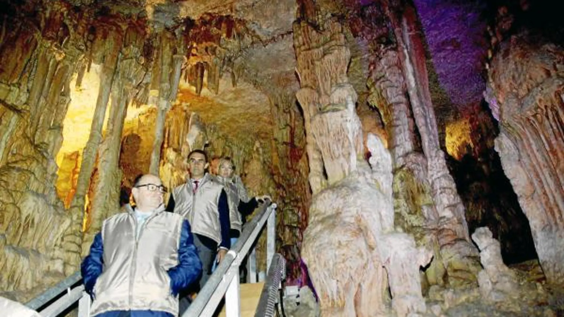 Enrique Martín y el consejero César Antón, ayer, durante su visita a la reformada Cueva de los Franceses