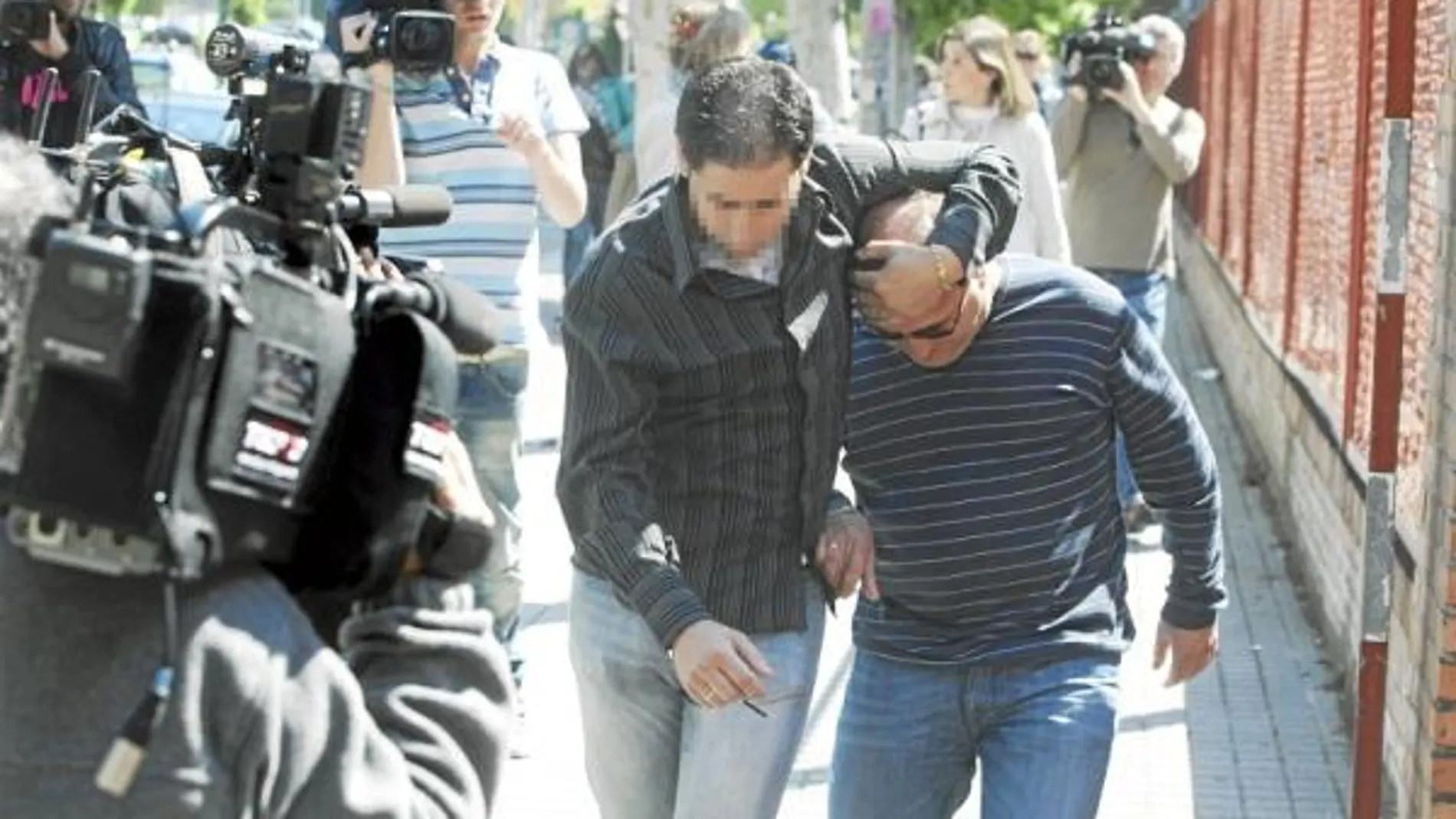 Momento de la salida de los juzgados de Córdoba del nuevo imputado por abusos sexuales en un centro de la Cruz Blanca