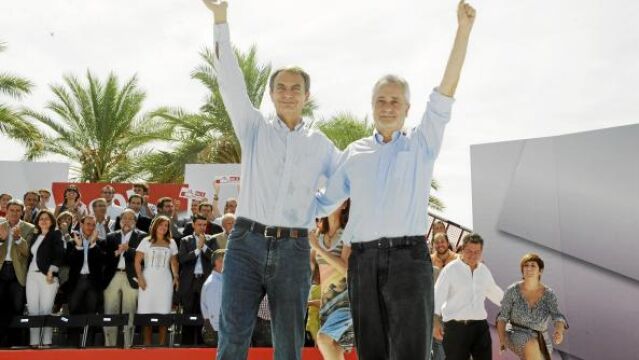 Griñán comparte atril con Zapatero pero olvida su cesta de reclamaciones