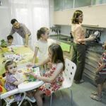 LUCÍA Y PABLO con sus cinco hijos: Jaime (13 años), Laura (11), Pilar (9), David (8) y Rocío (20 meses) en la cocina de su casa