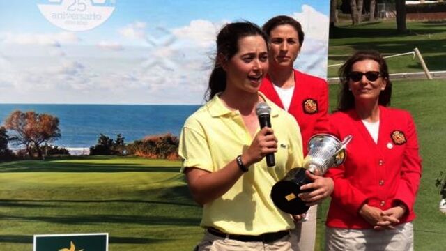 Nuria Iturrios, con el trofeo