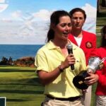 Nuria Iturrios, con el trofeo