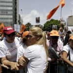 Lilian Tintori (c), esposa de López, saludó el llamamiento de los simpatizantes opositores