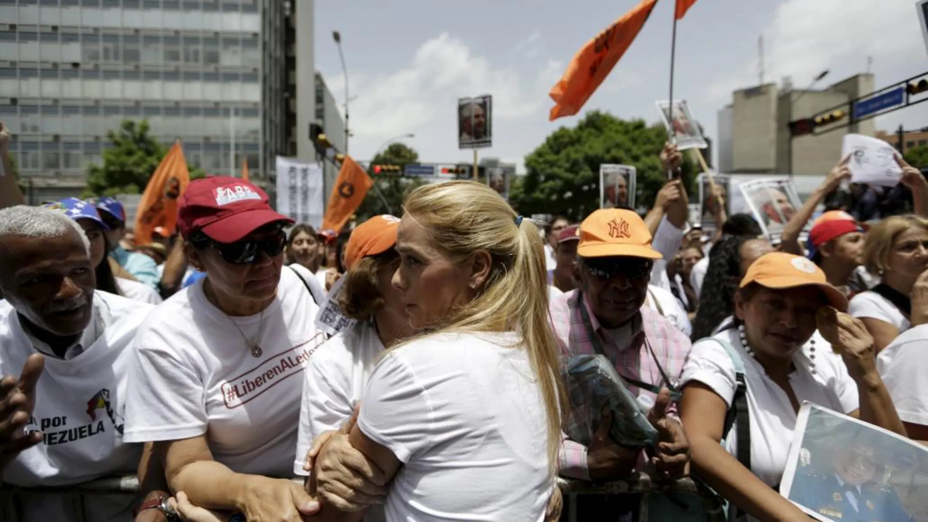 Lilian Tintori (c), esposa de López, saludó el llamamiento de los simpatizantes opositores