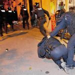 Un grupo de mossos intenta escapar de los ataques de los «okupas» la semana pasada en el barcelonés barrio de Gràcia