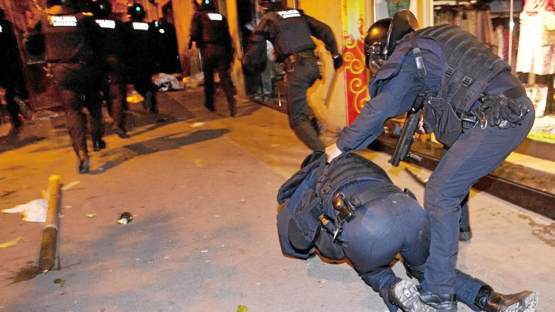 Un grupo de mossos intenta escapar de los ataques de los «okupas» la semana pasada en el barcelonés barrio de Gràcia