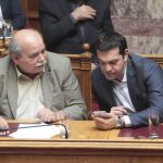Alexis Tsipras conversa con su ministro del Interior Nikos Vutsis durante una sesión en el Parlamento en Atenas, Grecia hoy 9 de julio.