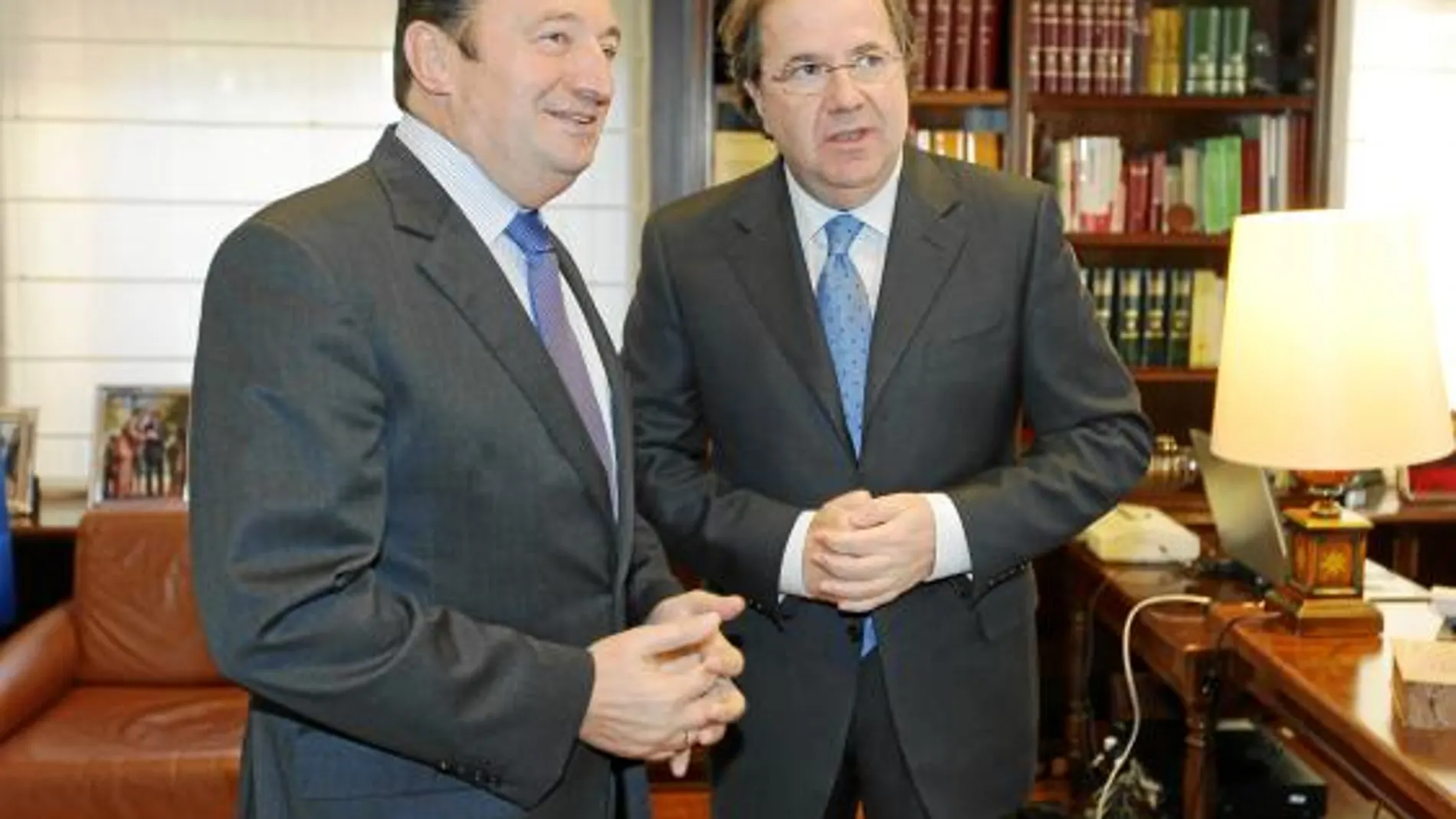 El presidente Juan Vicente Herrera se reunió con su homólogo riojano, Pedro Sanz, en Valladolid