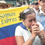 Una mujer llora durante una protesta frente a la sede de la radio CNB, ayer en Caracas