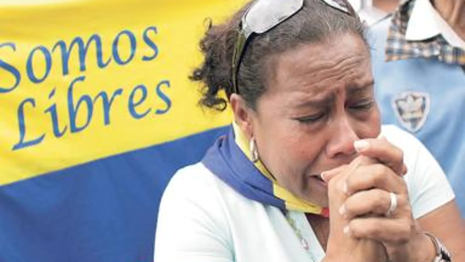 Una mujer llora durante una protesta frente a la sede de la radio CNB, ayer en Caracas