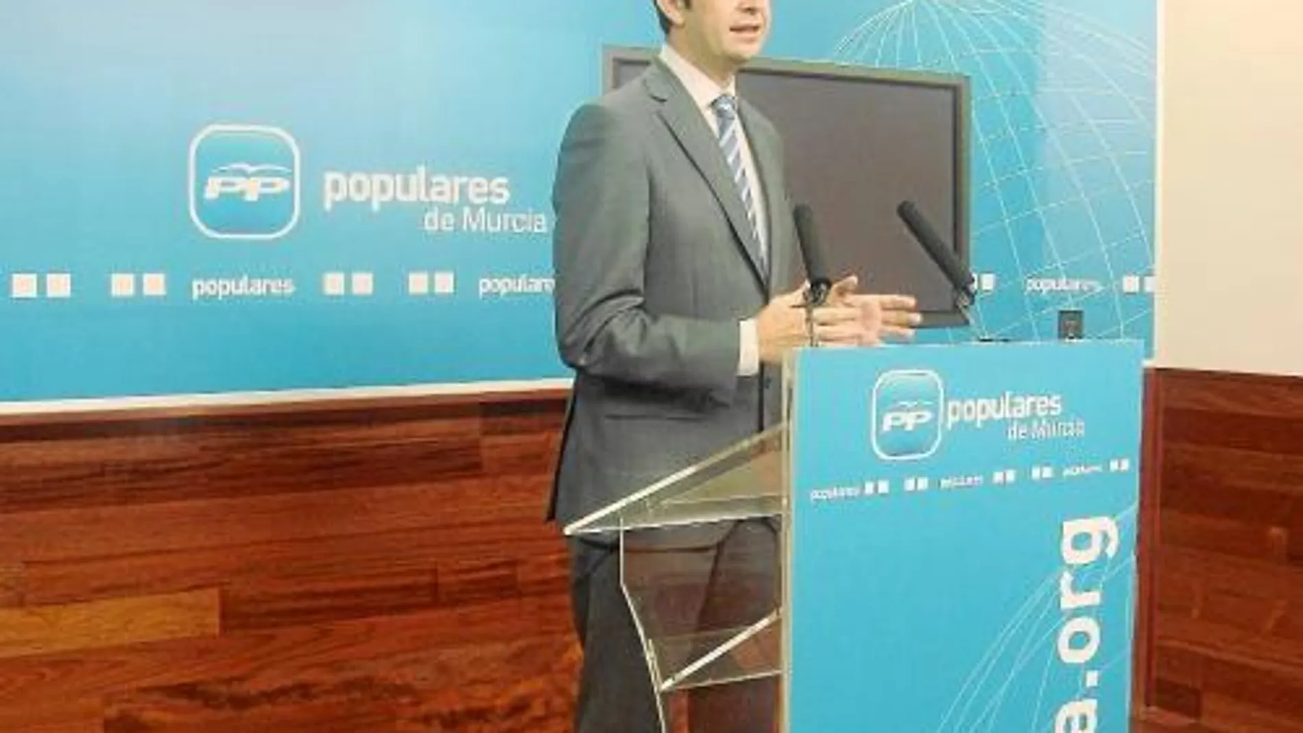 El portavoz del Grupo Parlamentario Popular, Juan Carlos Ruiz, durante una intervención en la sede regional