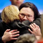 Andrea Nahles es felicitada tras su elección como presidenta del SPD