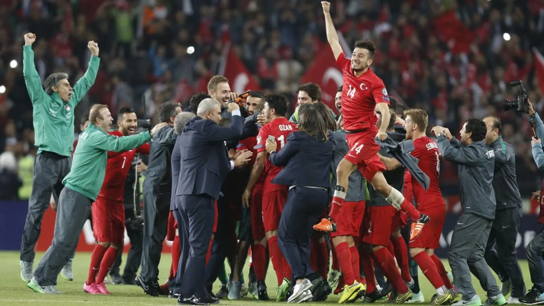 Los jugadores de Turquía celebran la victoria ante Islandia. Turquía ganó 1-0 y obtuvo la clasificación directa para la Eurocopa de Francia