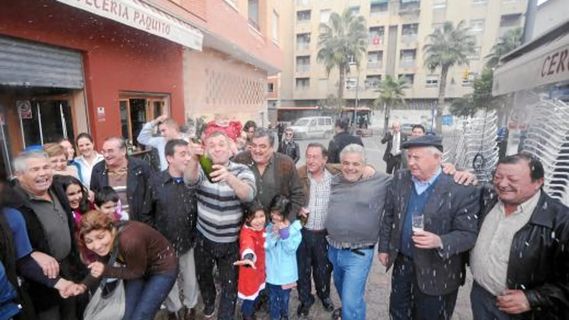 Los afortunados de Molina de Segura, ayer, celebraron el premio en un bar del municipio