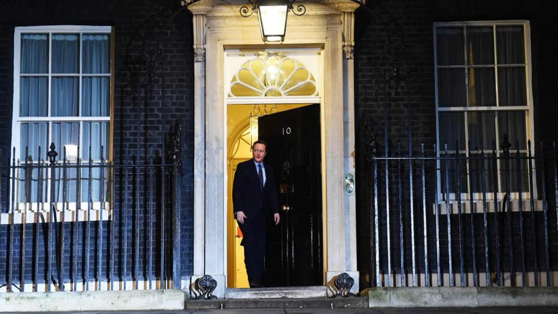 El «premier» David Cameron espera la llegada de Tusk, el domingo, a su residencia