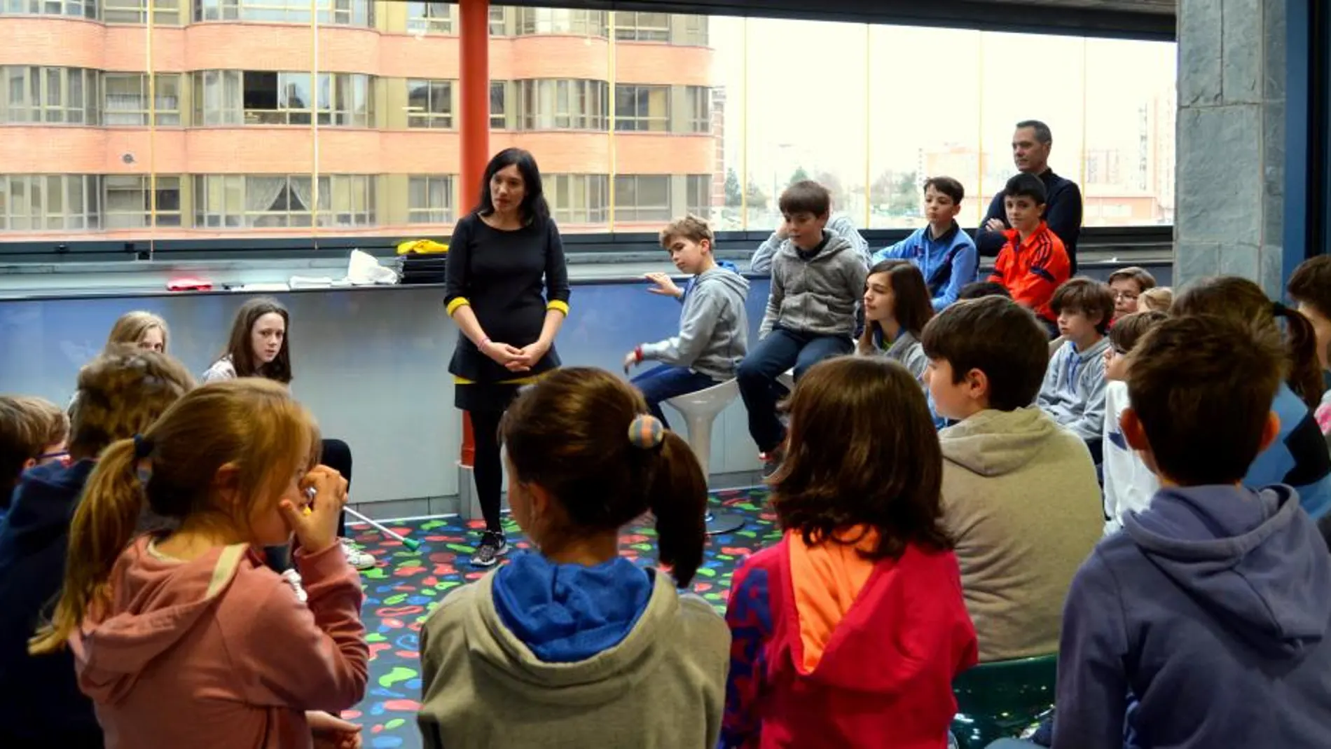 Ana Sancho en una imagen en una de sus charlas con niños