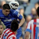 Abdel Barrada remata ante Mario Suárez, Koke Resurrección y Diego Costa (i-d), durante el partido ante el Getafe.